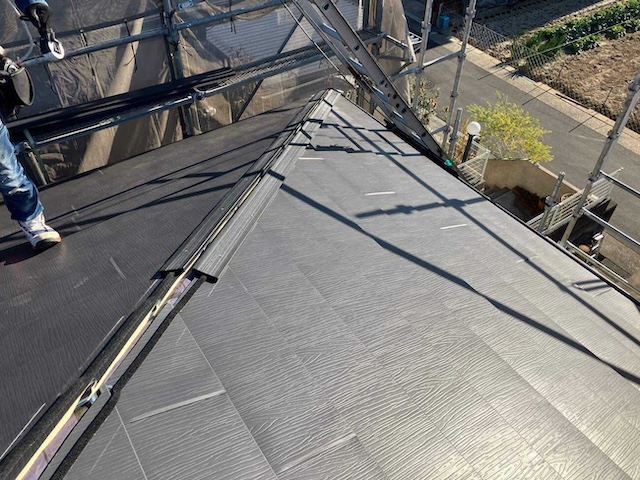 守山区にてスーパーガルテクトフッ素を用いて屋根カバー工事の実施・施工完了までの様子